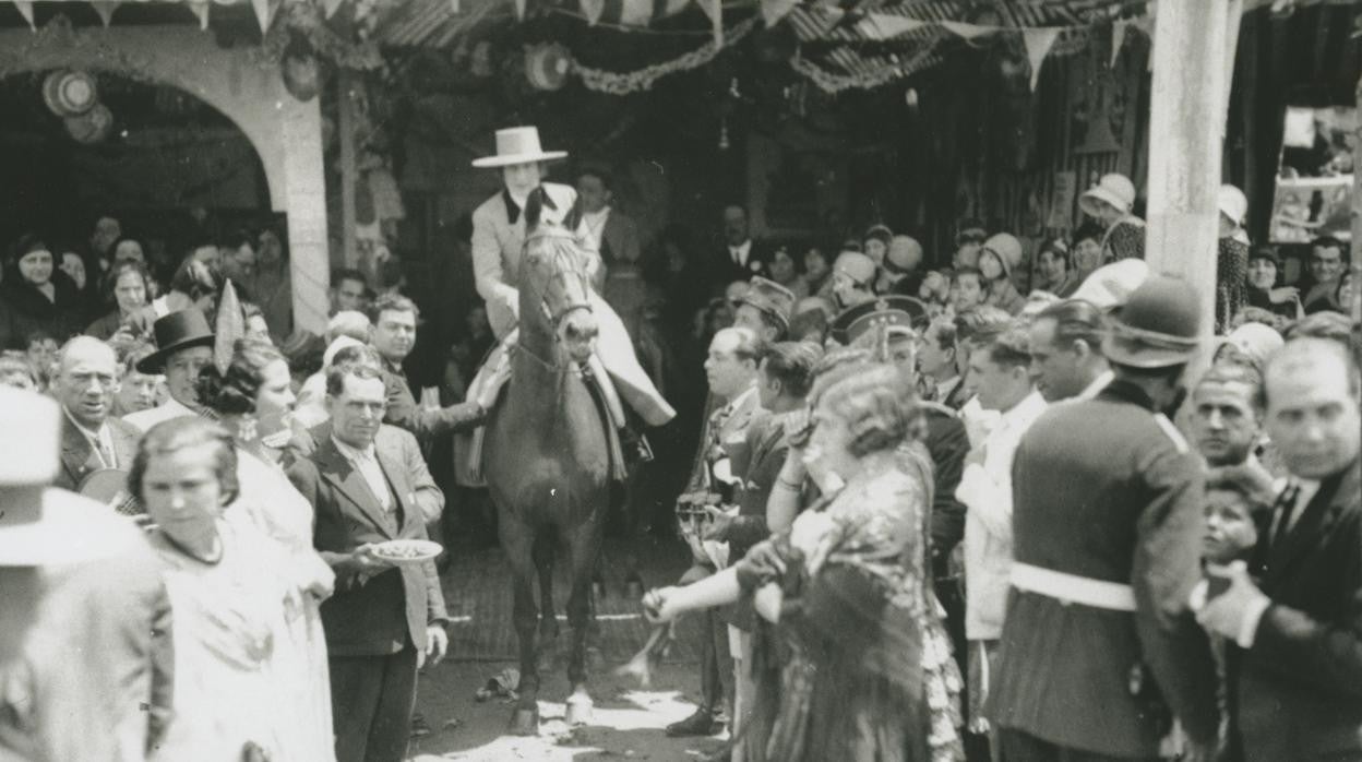 La Reina Victoria Eugenia es aclamada al salir de una caseta de la Feria de Sevilla de 1930