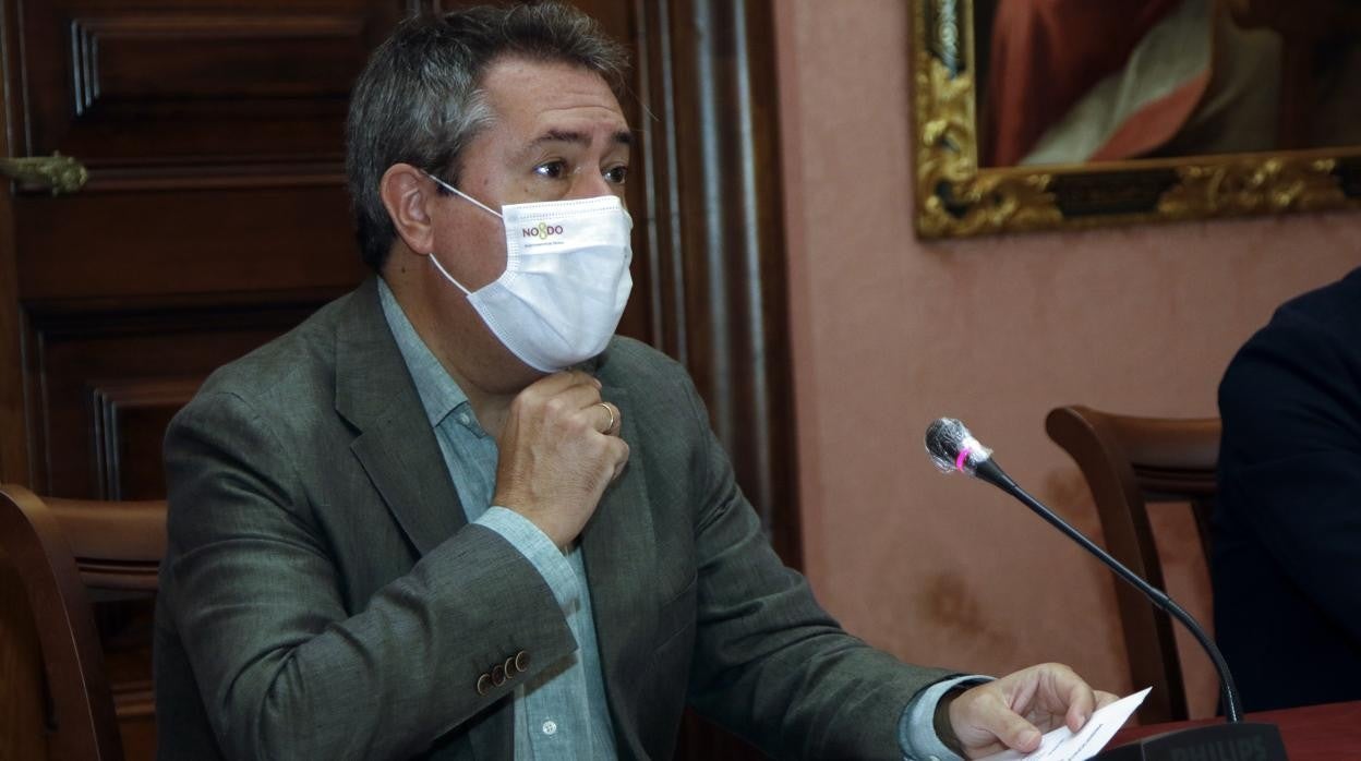 Juan Espadas, en una rueda de prensa en el Ayuntamiento