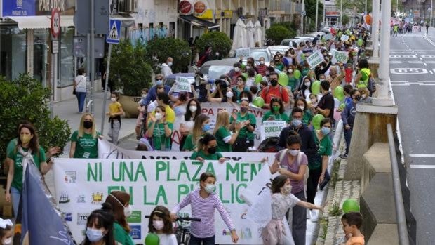 Manifestación de padres por las calles de Sevilla en protesta por el cierre de aulas escolares