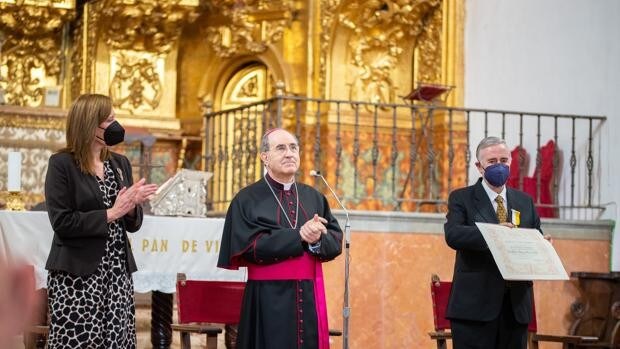 Asenjo entrega la medalla Pro Ecclesia et Pontifice al ursaonense Patricio Rodríguez-Buzón