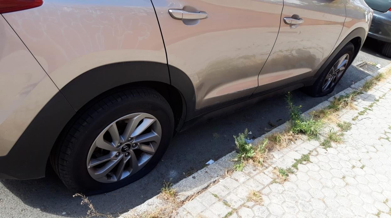 Daños en vehículos aparcados en el barrio de El Porvenir