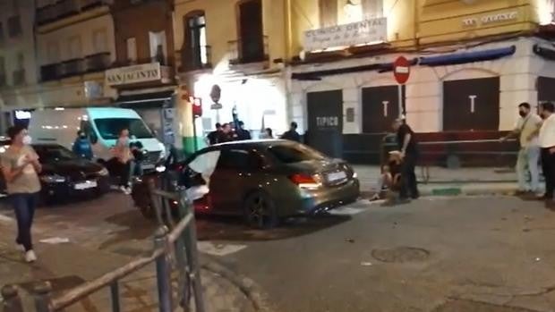 Un conductor ebrio provoca un accidente en Triana tras embestir a un taxi