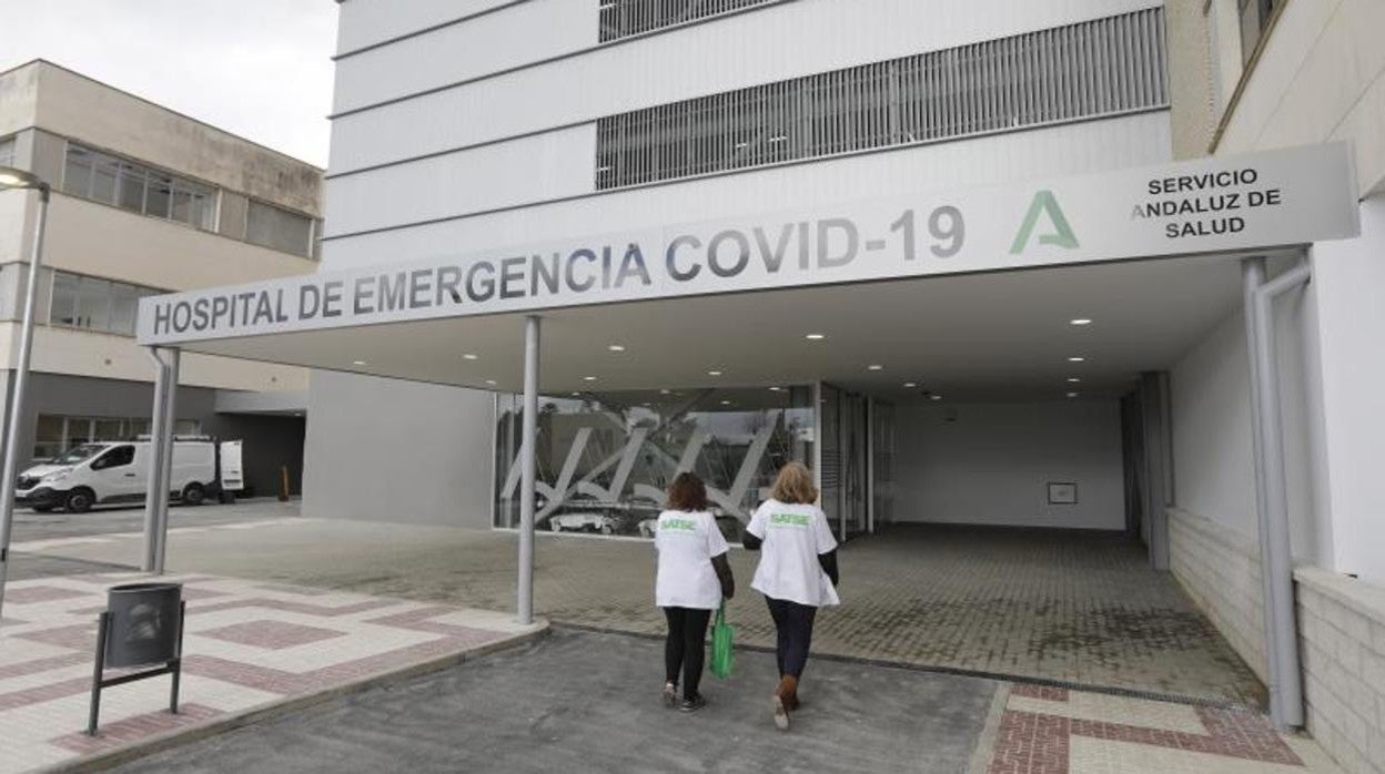 Dos mujeres a la entrada del antiguo Hospital Militar de Sevilla