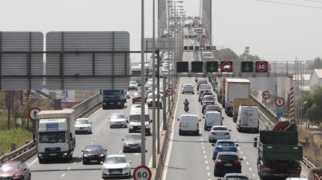 Tráfico intenso en el puente del Centenario de Sevilla