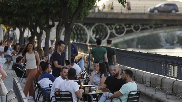 Se salva el pescaíto: el cierre de bares a las 20 horas en Sevilla entra en vigor este domingo 18 de abril