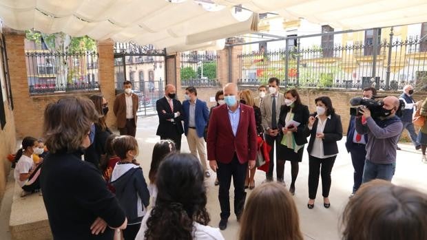 Juan Espadas hace oposición a la Junta de Andalucía por el recorte de plazas en los colegios