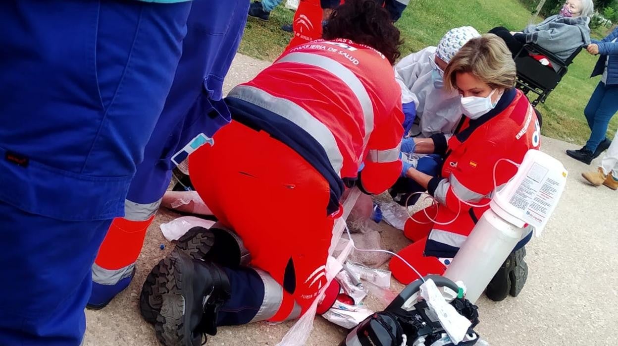 Sufre un infarto mientras esperaba la cola para vacunarse en Los Bermejales