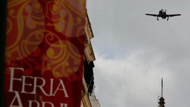 Un avión de la Patrulla Águila sobrevuela Sevilla de prueba para la exhibición del miércoles de 'Feria'