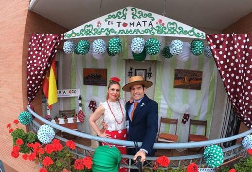 Una pareja celebra la Feria desde su terraza