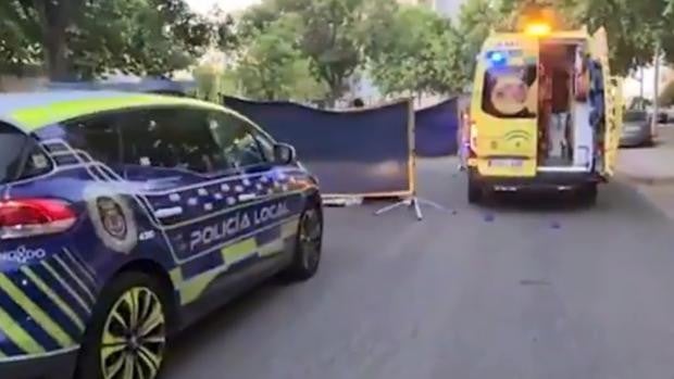 Un motorista de 37 años, hospitalizado con lesiones graves tras chocar contra un árbol en Sevilla