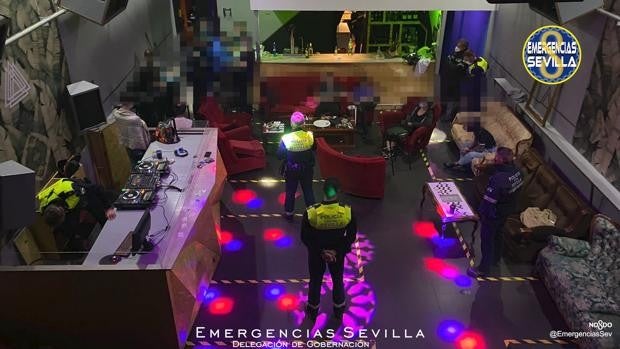 Desalojado un local en Sevilla que funcionaba como discoteca sin tener licencia