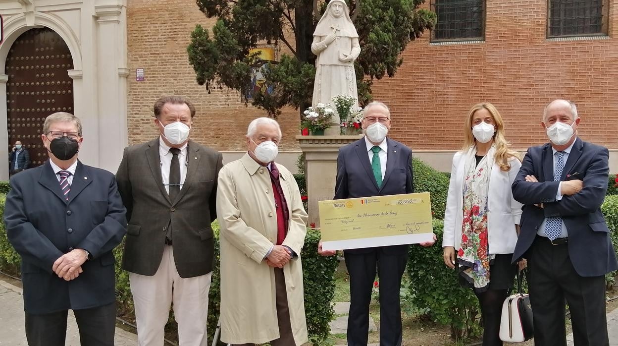 De izquierda a derecha, José Luis Sánchez Quiñones, Carlos Gómez, Dimas Rizzo, el presidente Manuel Ortiz, Carmen Fernández y Juan Carlos Suriñach ante el monumento de Santa Ángela de la Cruz