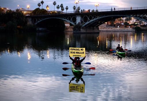 Dos kayaks, también con mensajes reivindicativos
