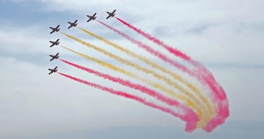 La bandera española dibujada por las siete aeronaves