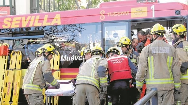 Las víctimas del accidente de Tussam en el Duque piden celeridad a la juez tras año y medio de parón