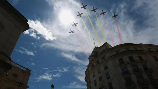 Exhibición de la Patrulla Águila por el cielo de Sevilla en el festivo de la 'Feria'