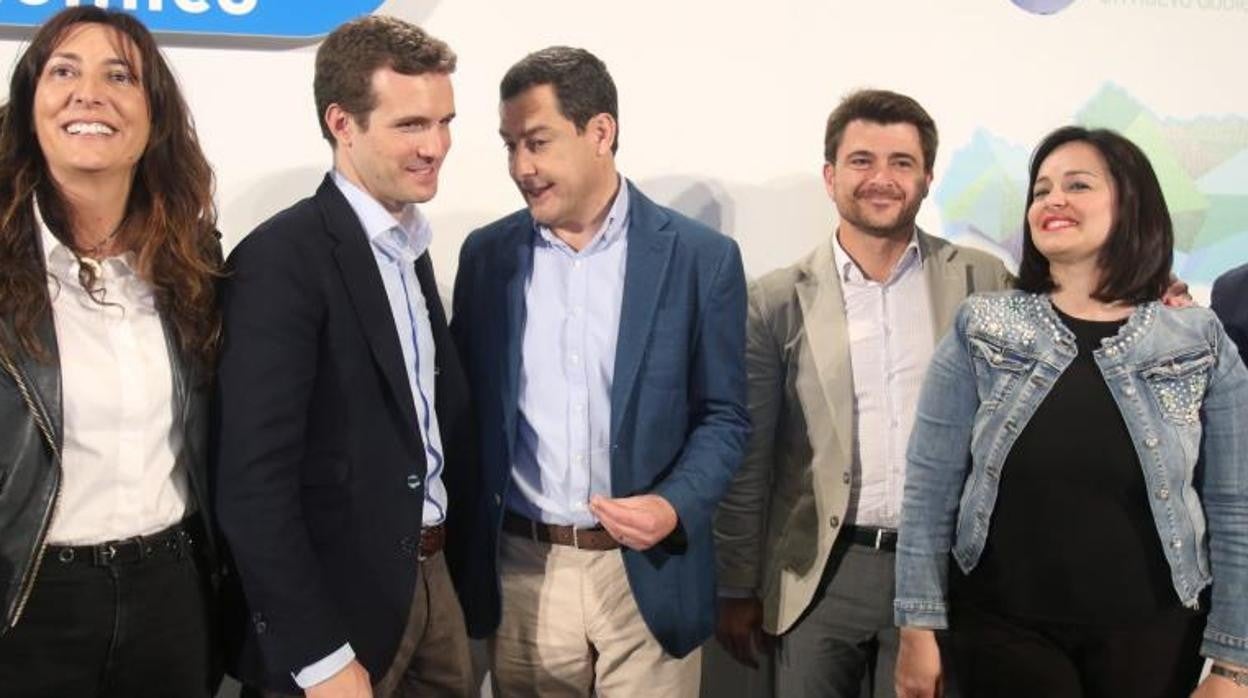 De izquierda a derecha, Loles López, Pablo Casado, Juanma Moreno, Beltrán Pérez y Virginia Pérez