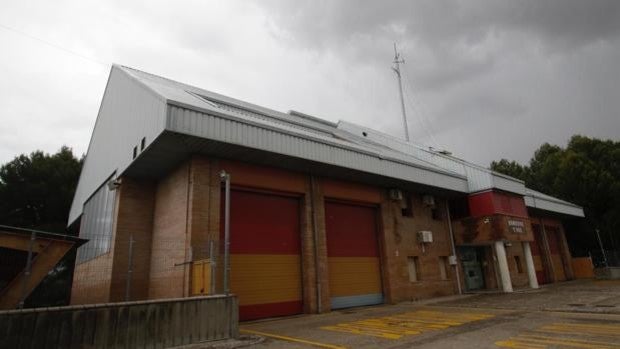 Llueve en el interior del parque de bomberos de Carretera Amarilla de Sevilla