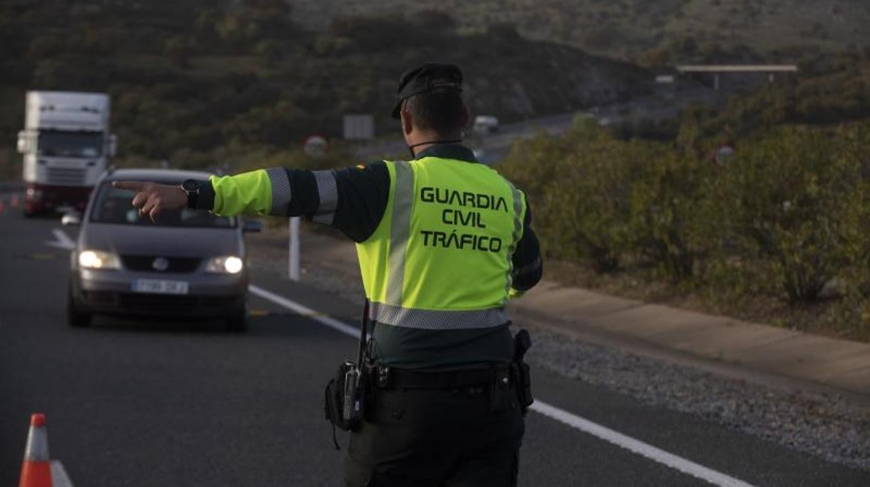 Un guardia civil controlando el tráfico