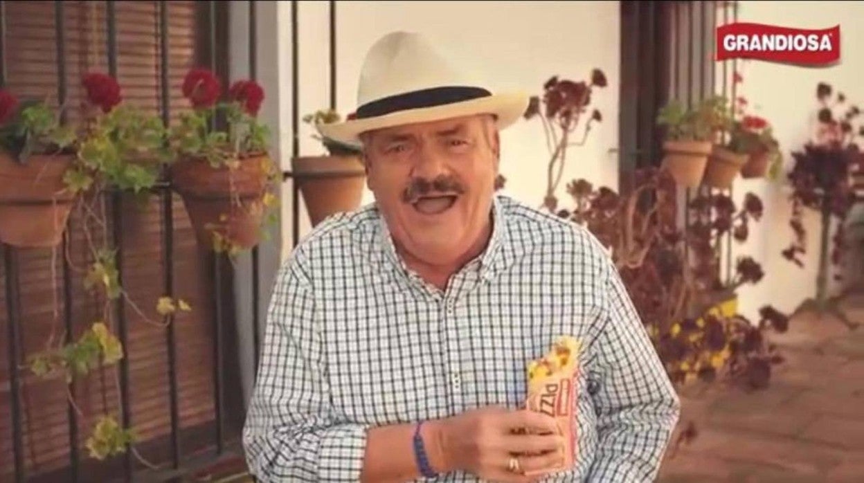 Juan Joya Borja anunciando una pizza de marca filandesa