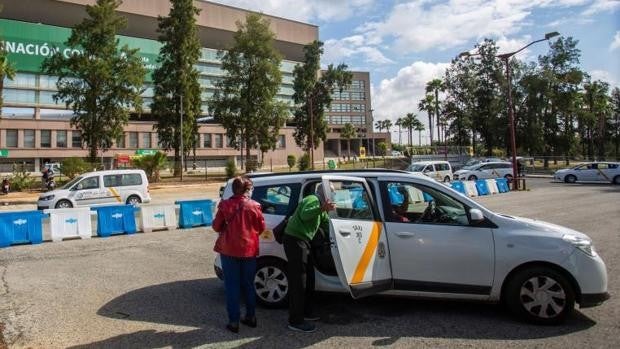 Los 'vacunódromos' del Sadus y la Cartuja, oxígeno para el sector del taxi en Sevilla