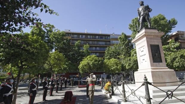 El Ejército homenajea a los héroes de la Independencia con un sencillo acto en Sevilla