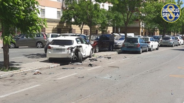 Buscan al conductor que estrelló su coche contra un autobús y otros turismos estacionados