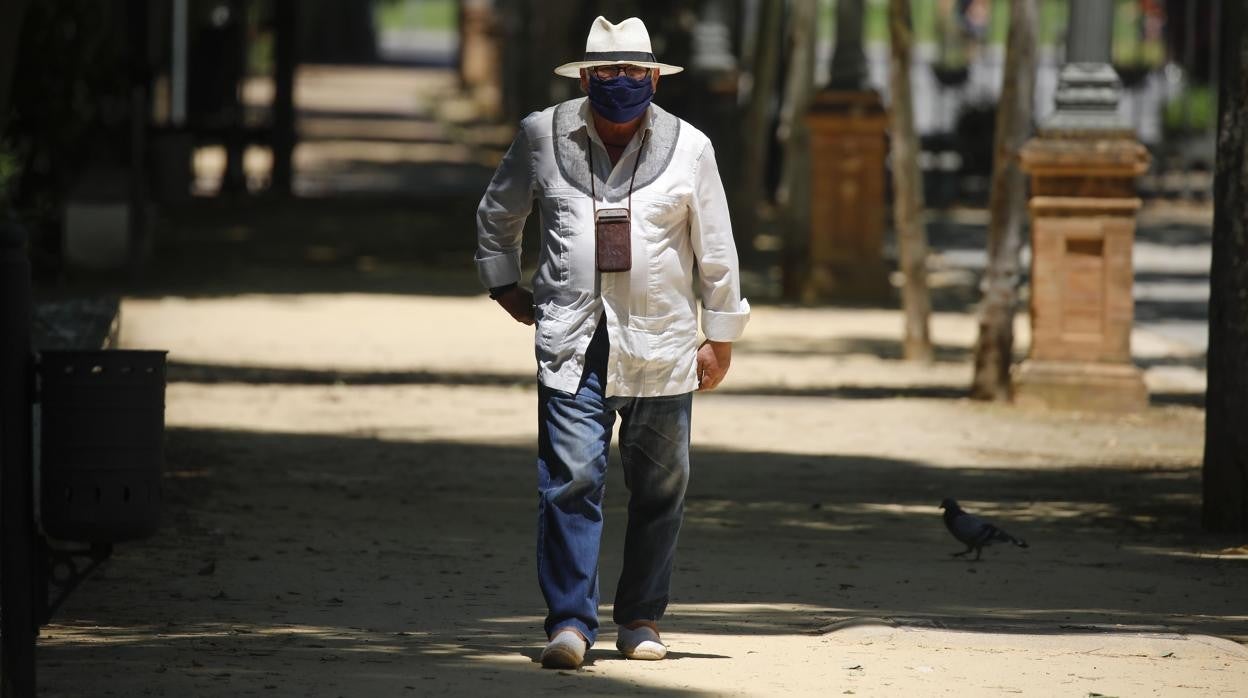 Un hombre pasea por un parque durante la pandemia