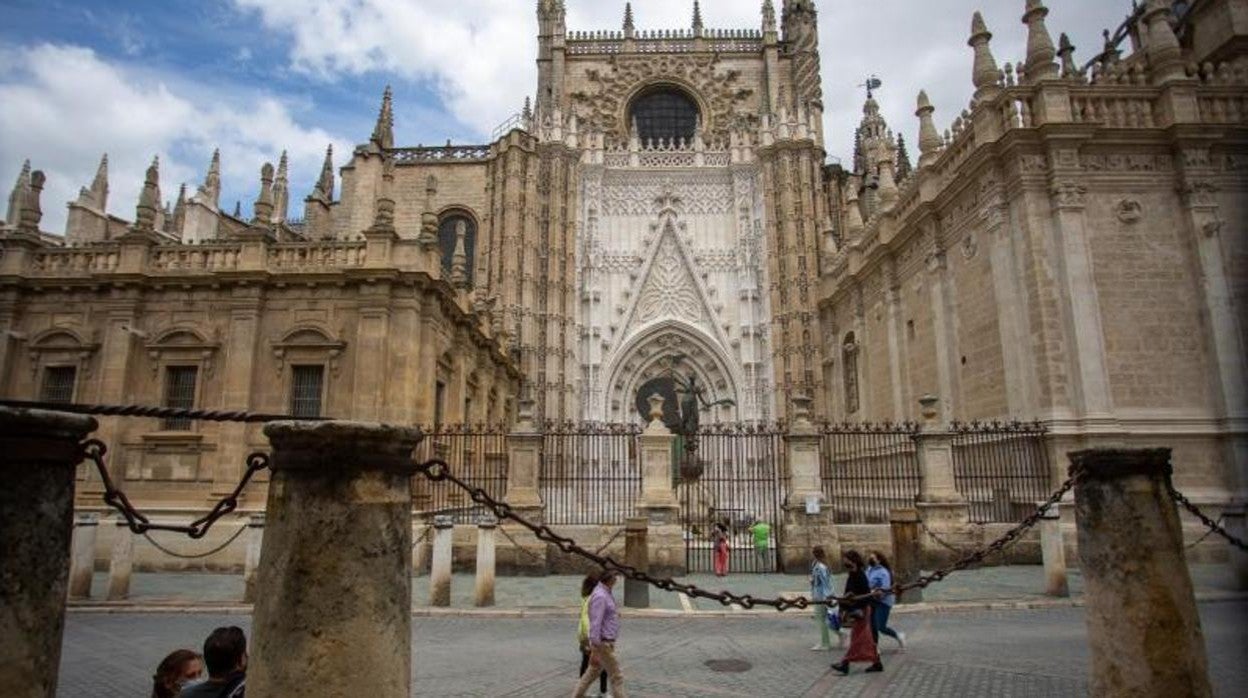 Turistas el pasado fin de semana ante la Catedral, todavía cerrada a las visitas