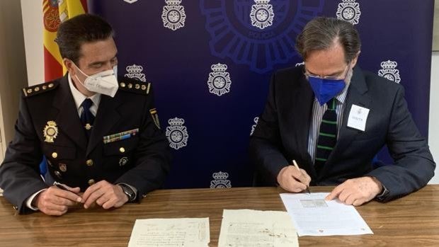 La Policía entrega dos documentos históricos a Perú que se vendían desde una web sevillana