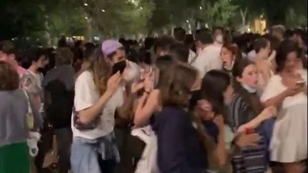 En vídeo: masificación en la Alameda para festejar el final del estado de alarma en Sevilla