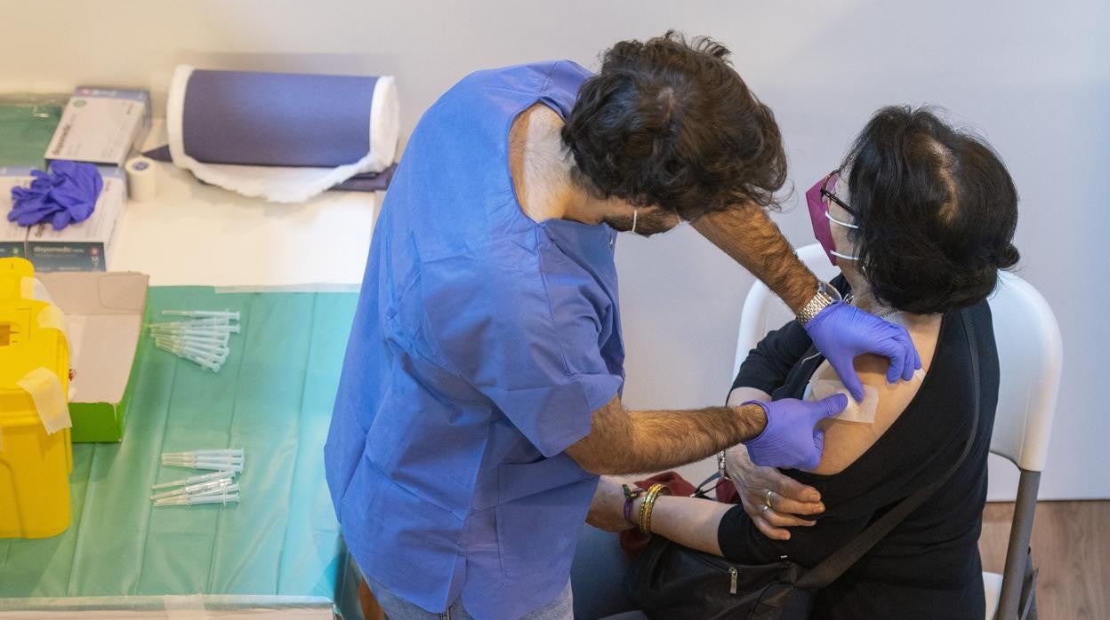 Una mujer recibe una dosis de la vacuna contra el coronavirus en el estadio de la Cartuja