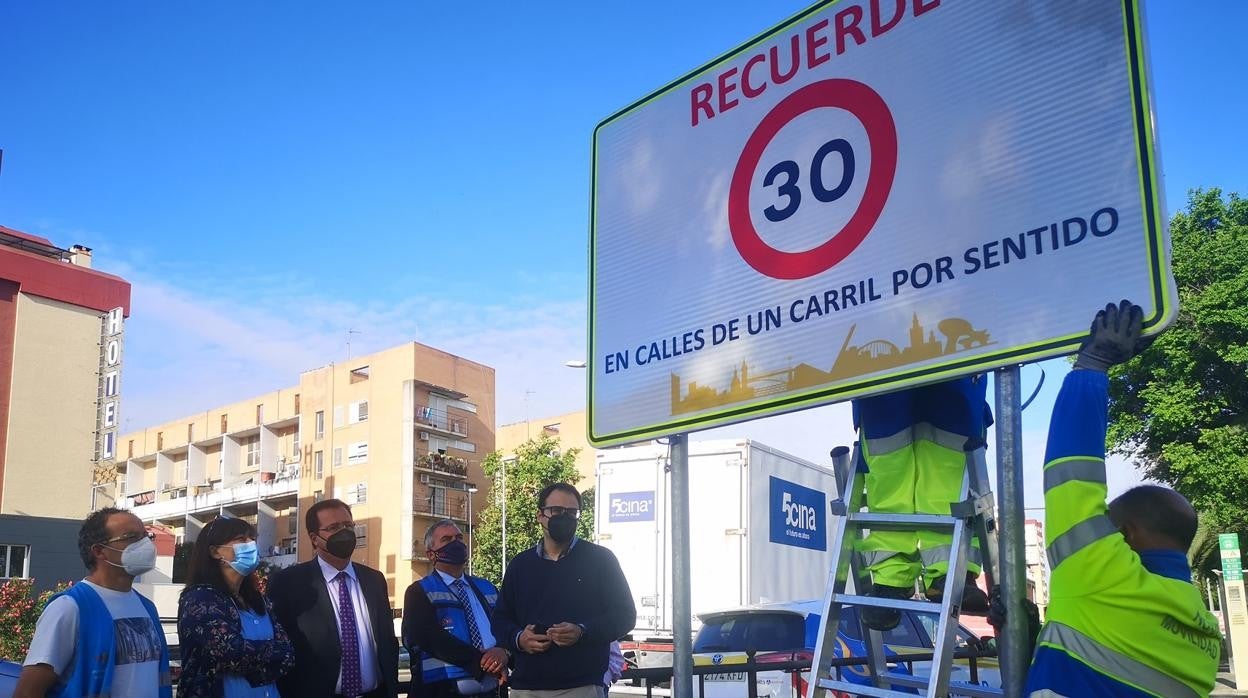 Los responsables de Movilidad, en la colocación de nuevas señales de velocidad límite