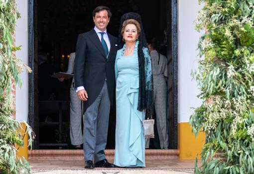 Ernesto de Novales posa con su madre, ataviada con la tradicional mantilla negra, a las puertas de la ermita de Setefilla