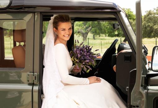 La novia, en el Land Rover en el que se desplazó desde la ermita de Setefilla, a la Dehesa Majavieja. Destaca el ramo de flores, realizado a base de flores de lavanda