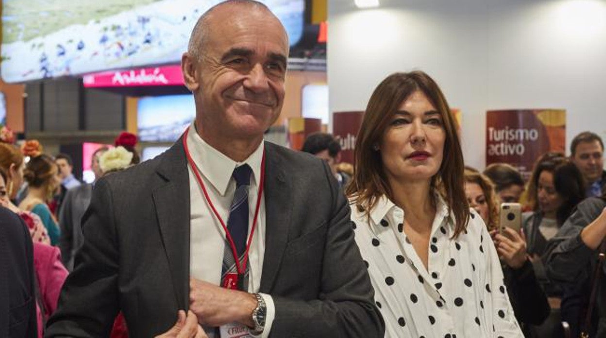 Antonio Muñoz, delegado municipal de Turismo, junto a la empresaria Raquel Revuelta