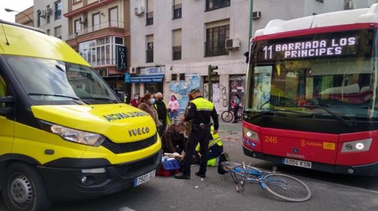 Otro autobús Tussam arrolló a un ciclista que se saltó un semáforo en María Auxiliadora