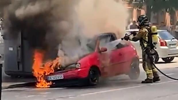 Una conductora atendida por crisis de ansiedad tras el incendio fortuito de su coche en una calle de Sevilla