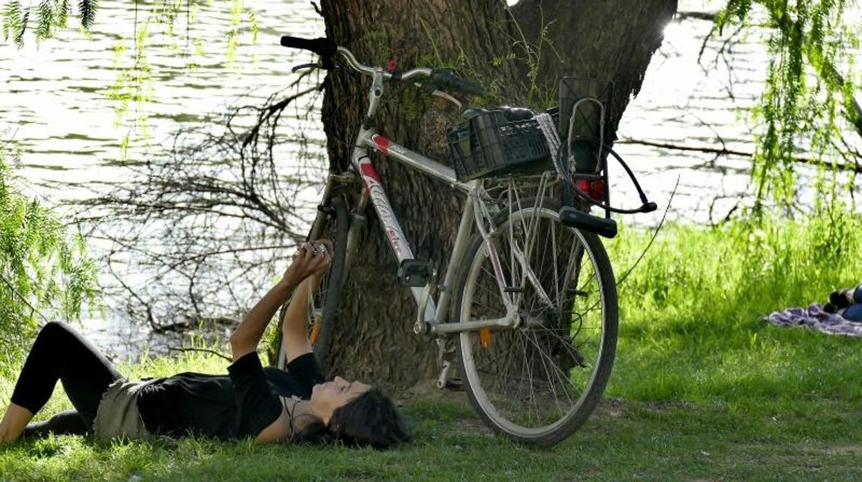 Una joven disfruta junto al río Guadalquivir