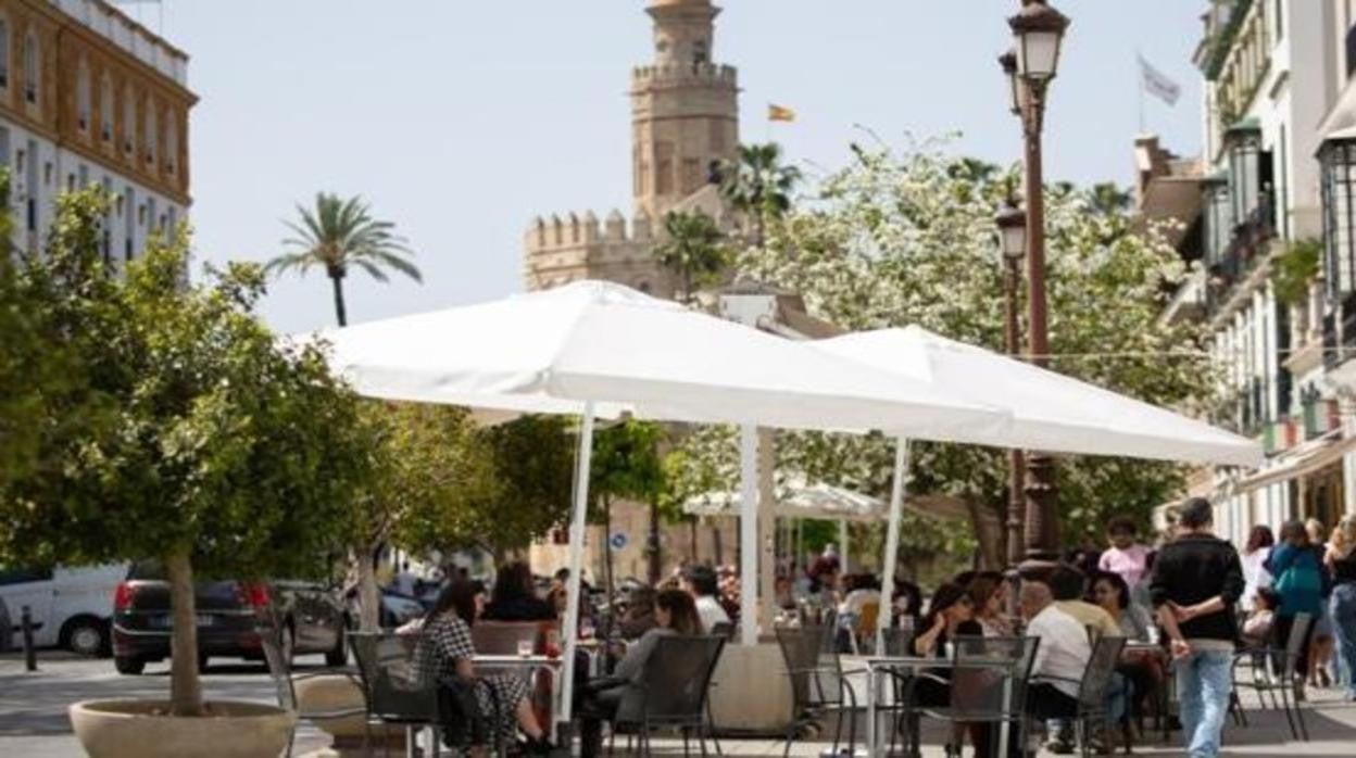 Terraza de veladores en la calle Almirante Lobo de Sevilla