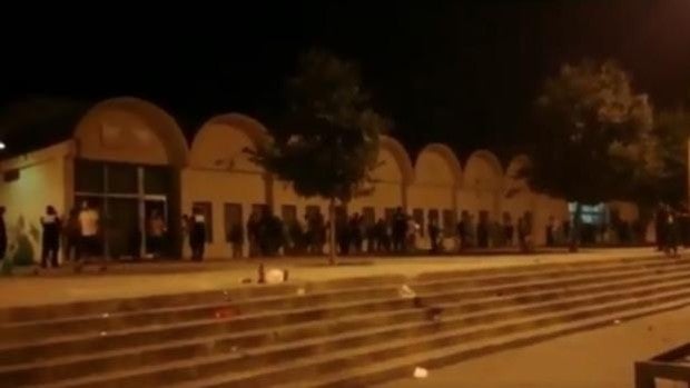 Disuelven una botellona de más de cien personas en el barrio de la Candelaria de Sevilla