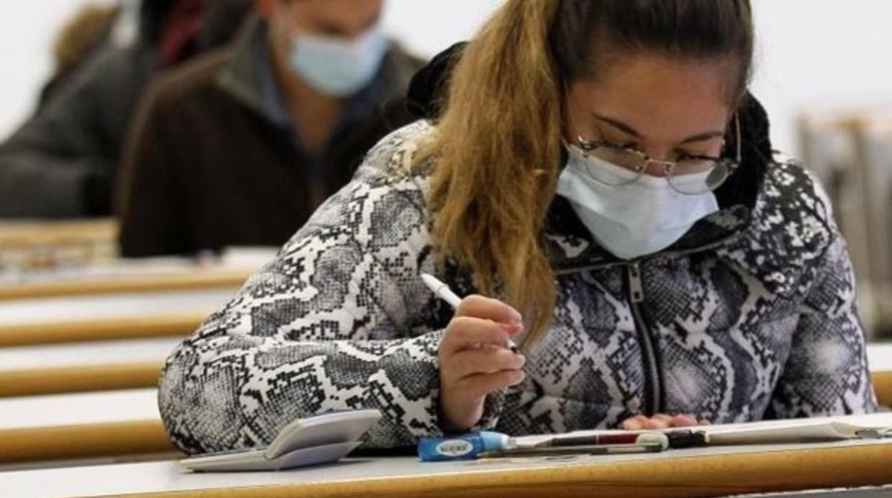 Una alumna realiza una prueba presencial en la Universidad Pablo de Olavide de Sevilla