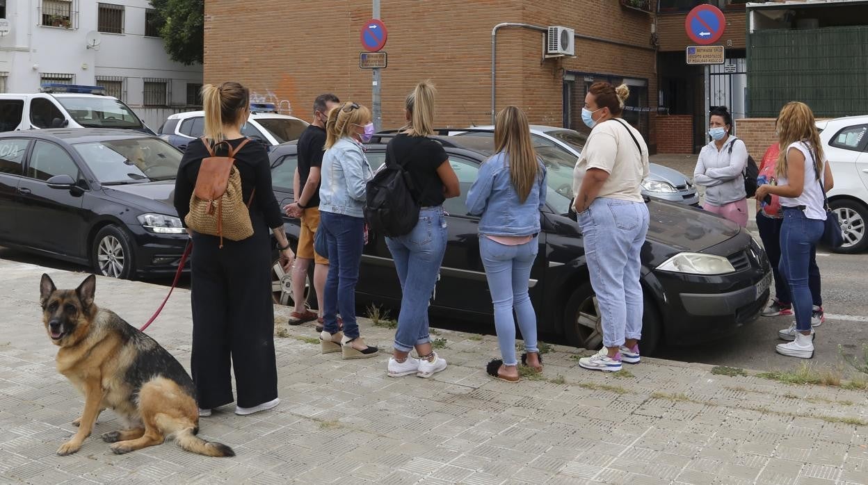 Vecinos de la fallecida junto al portal donde ocurrieron los hechos