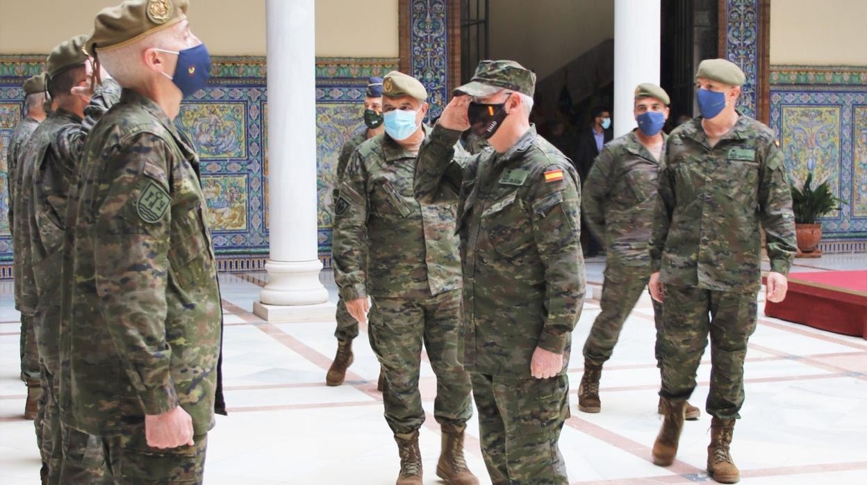 El Jemad saluda a personal del cuartel general de la Fuerza Terrestre