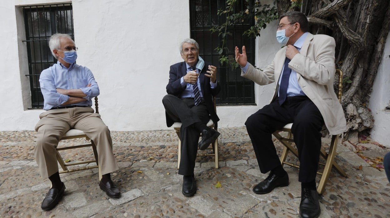 José María Cabeza, Rafael Manzano y Joaquín Egea en la Casa Pilatos