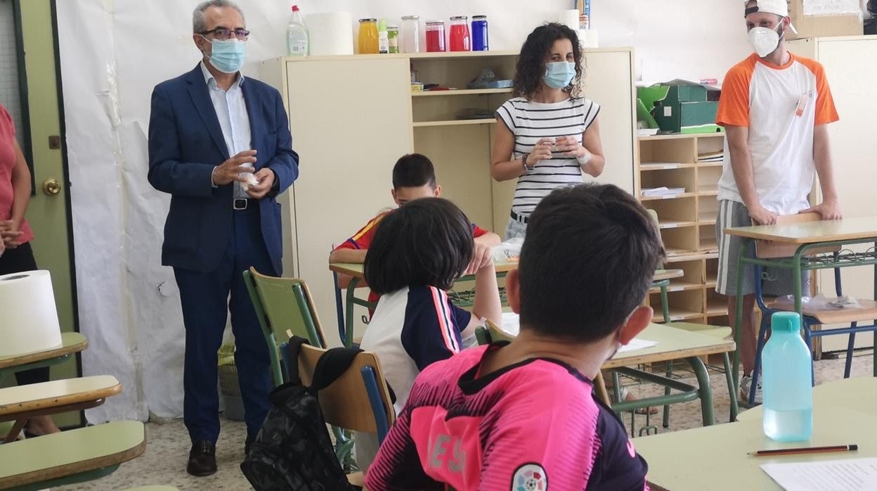 Juan Manuel Flores durante la presentación de las actividades socioeducativas estivales para niños