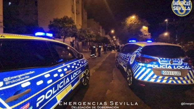 Siguen los incumplimientos: la Polícia precinta dos locales por vender alcohol para beber en la calle