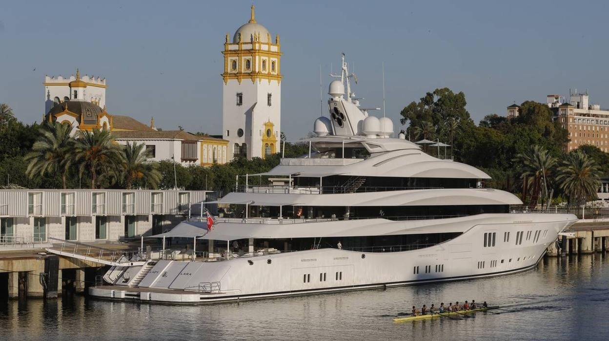 El «Lady Lara» ha llegado este lunes al Puerto de Sevilla