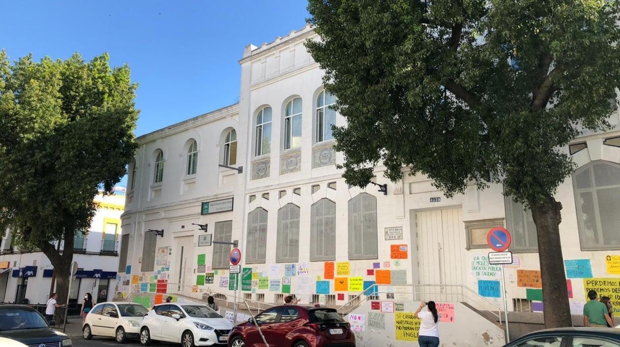 El colegio José María del Campo ha amanecido empapelado