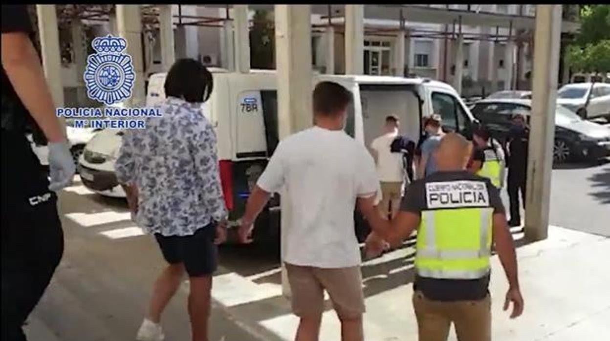 La Policía Nacional dirige a los cuatro detenidos por la violación a dos menores en la Alameda al furgón